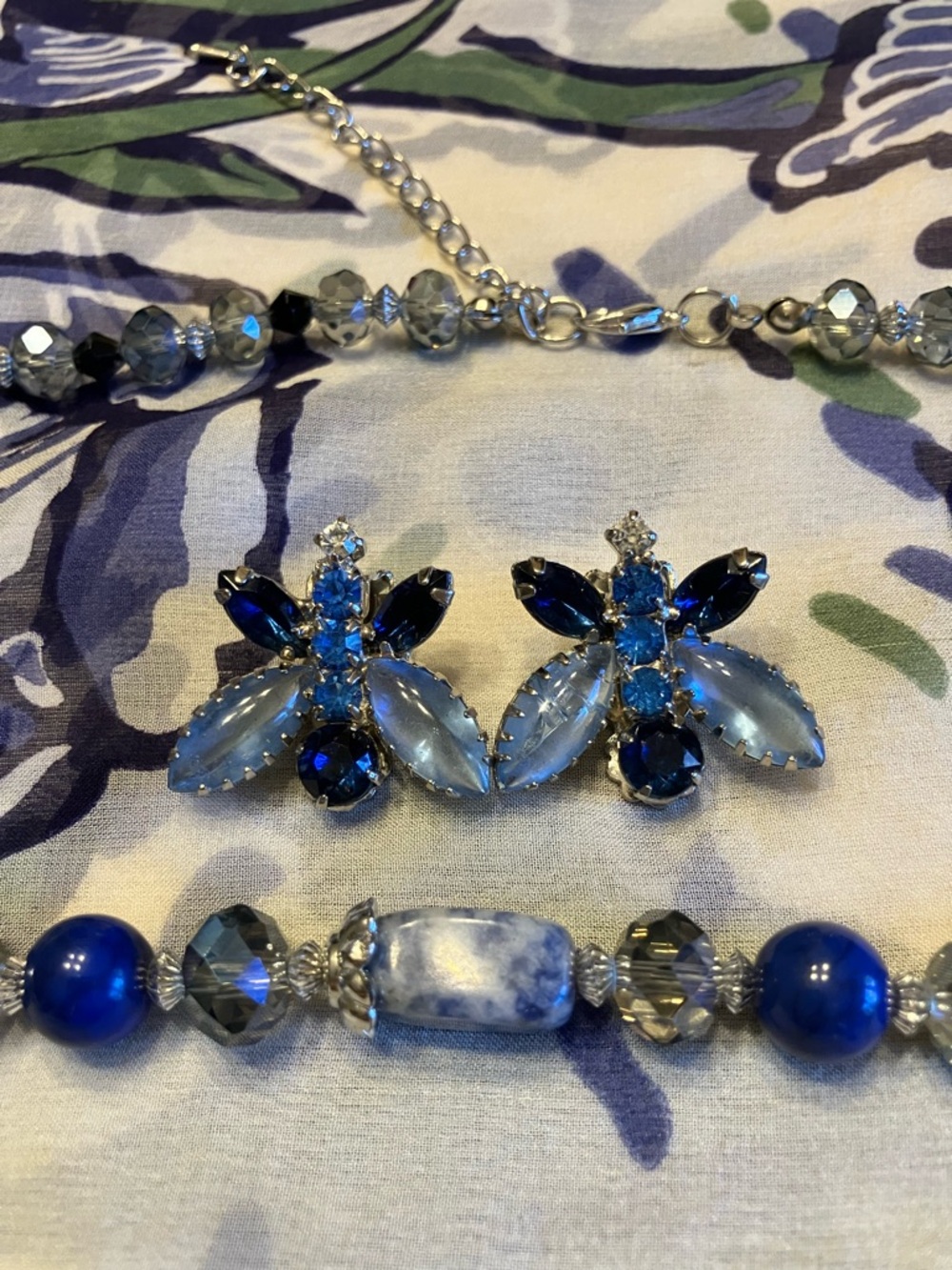 CRYSTAL NECKACE AND MATCHING CLIP EARRINGS - Picture 4 of 16